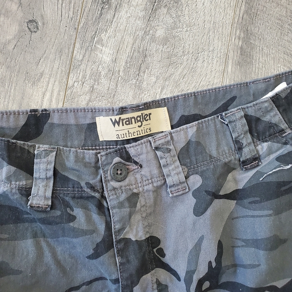 Wrangler Black Camo Shorts 44 - Picture 3 of 5